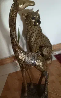 زرافه کنار سالنی  طلایی