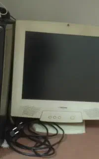 یک دستگاه کامپیوتر بدونه حافظه