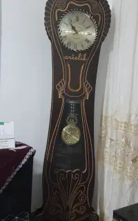 ی عدد ساعت ایستاده