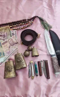 زنگوله قدیمی، چاقو تسبیح و اسکناس