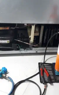 سراسر مشهد انواع یخچال شارژ گاز و تعمیرات تخصصی