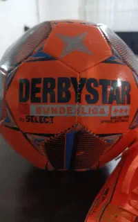 کفش و توپ فوتبال