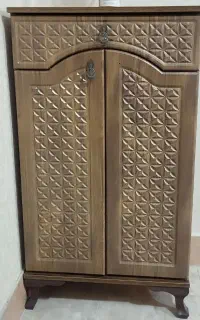 میز و جاکفشی