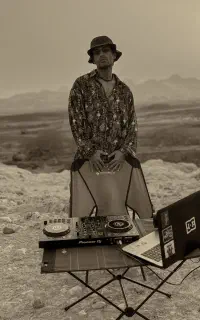 اجرای موزیک در کافه. Dj