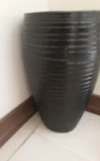 گلدان مشکی نو فقط۵۰۰ تومن بزرگتر از نیم متر