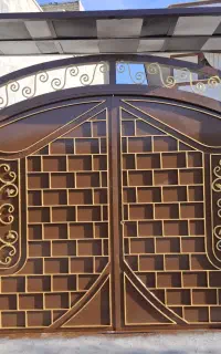 رنگ امیزی ساختمان و درب حیاط