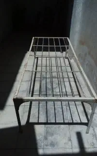 تخت آهنی یا زیر رختخوابی