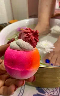 پدیکور و مانیکور همراه با ماساژ و بادکش