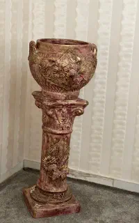 گلدان بزرگ کنار سالنی