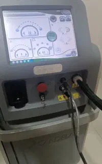 اپراتور لیزر در کلینیک تیدا