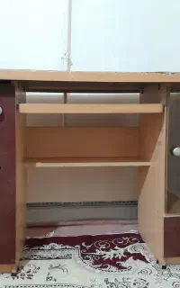 میز تحریر و کامپیوتر
