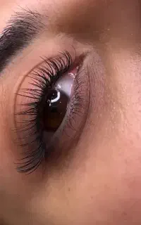 شنیون کار و مژه کار به صورت سیار کار میکنم
