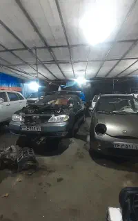 مکانیک تعمیرکار در محل سیار باطری ساز یدک کش