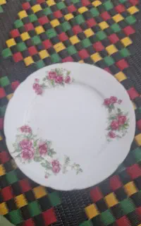 بشقاب گل سرخی قدیمی