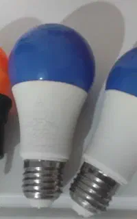 لامپ آبی و لامپ پریز دار نارنجی