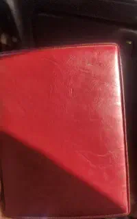 کیف مدارک کوچیک گم شده در خاک سفید