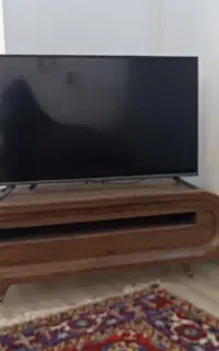 تلوزیون شارپ و میز تلویزیون