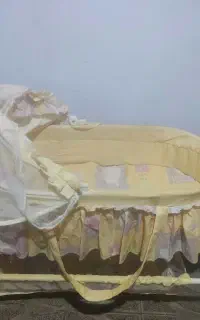 تخت وگهواره عروسکی کنارمادر