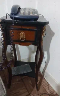 میز تلفن و تلفن سالم و در حد نو