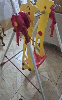یک عدد صندلی بچه و سر سره و صندلی غذاخوری بچه و