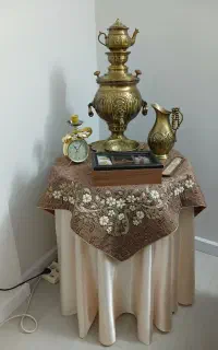 میز با ساتن و ترمه وسماور وقوری پارچ سینی
