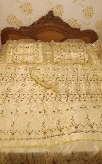 رو تختی حریر ساتن طلایی گلدوزی شده