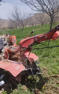 شخم زدن باغات  دور درختان و زمین کشاورزی با تیلر