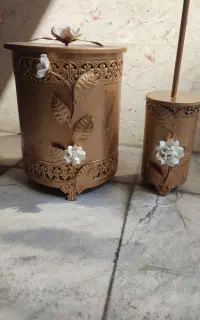 سطل زباله و فرچه برای سرویس