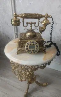 میز و تلفن برنز