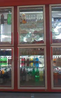 یخچال ایستاده کالباس بر. ترازو. طبقه. تابلو چشمک