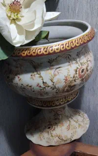 یک عدد گلدان و پایه زیر خاکی