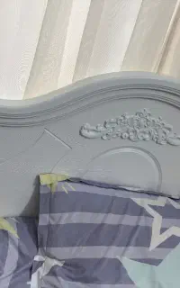 تخت و میز تحریر