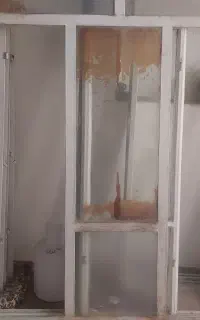 پنجره فلزی دو در یک ونیم شیشه ها سالم