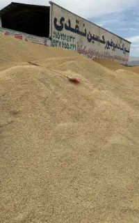 کارگر برای انبار خوراک دام