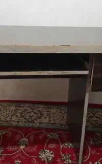 میز تحریر و کامپیوتر