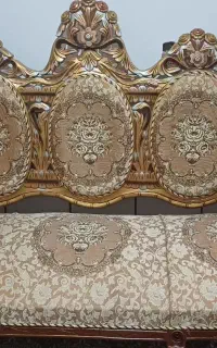 مبلمان سلطنتی ۹ نفره همراه گل میز قهوه ای ۳ تایی