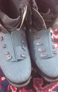کفش کوهنوردی دوپوش لووا