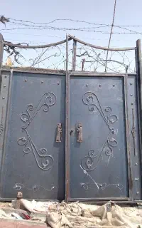 درب حیاط اتاق انباری سرویس نفر رو پنجره