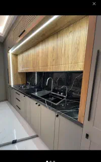 کاشی کارکاشیکاری بین کابینت کف دیوار