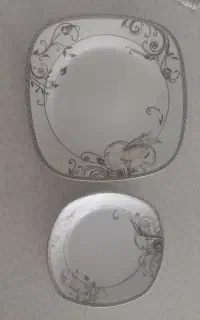 چینی پردیس در حد نو ۱۴۱ پارچه