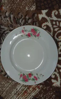 ظروف گل قرمز