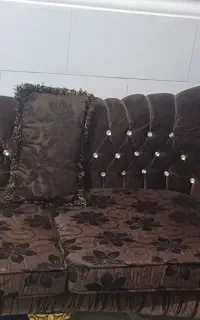 کاناپه تک با میز جلو ست خودش محکم و تمیز و نو