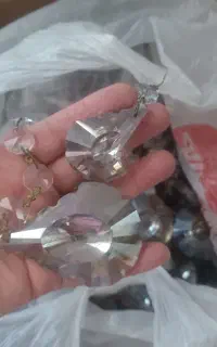 تعداد زیادی لامپ لوستر و لاله لوستر