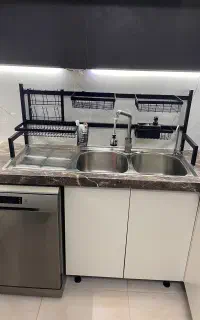 آبچکان پشت پنجره ای