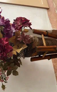 گلدان چوبی با گل خارجی