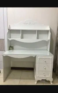 میز تحریر و کتابخانه