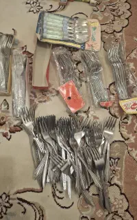 تعدادی ظرف و ظروف اشپزخانه