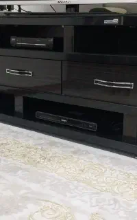 یک زیرتلوزیون تمام چوب.