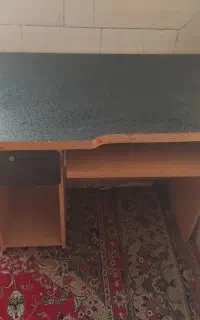 میز تحریر و کامپیوتر