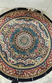 فرش گرد زمینه سورمه ای و موکت تو سیی رنگ